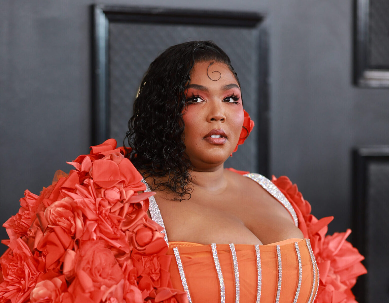 Lizzo threatens to quit music after more body-shaming tweets - Los